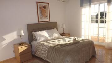 5 bedrooms, iron/ironing board, WiFi, bed sheets