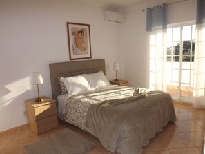 5 bedrooms, iron/ironing board, WiFi, bed sheets - Villa Mariamar with Private Pool, Wi-Fi, and Air Conditioning (Vale da Azinheira)