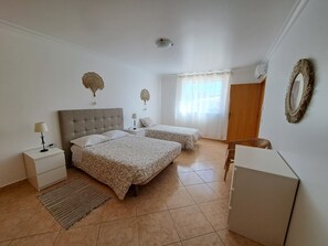 5 bedrooms, iron/ironing board, WiFi, bed sheets - Villa Mariamar with Private Pool, Wi-Fi, and Air Conditioning (Vale da Azinheira)