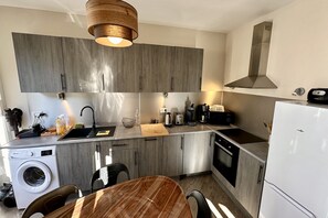 Fridge, microwave, oven, stovetop - Tranquil Apartment in Mont-Dore (Mont-Dore)