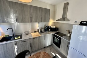 Fridge, microwave, oven, stovetop - Tranquil Apartment in Mont-Dore (Mont-Dore)