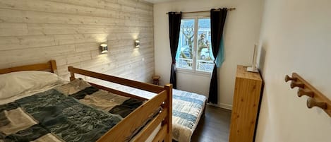 2 bedrooms, travel cot, free WiFi