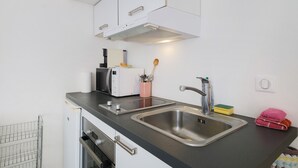 Een moderne keuken met een dubbele spoelbak, een magnetron en een inbouwoven.