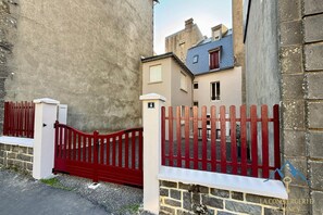 Exterior - Lush sanctuary near forest (Mont-Dore)