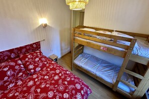 1 soverom, strykejern/-brett og reiseseng for barn