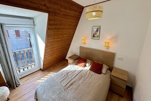 3 bedrooms, iron/ironing board, travel cot, free WiFi - Retreat with Terrace, Parking (Mont-Dore)