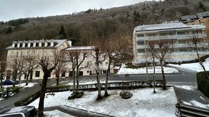 Un edificio con tetto piatto e un balcone.