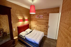 1 habitación, tabla de planchar con plancha y cuna de viaje 