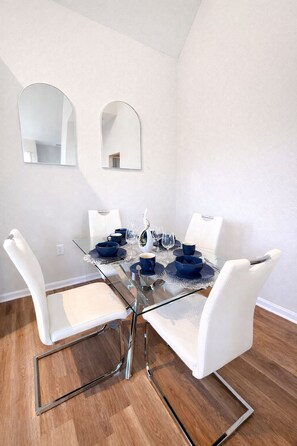 Dining - Relax & Unwind  2BR/2BA Panama City Beach (Panama City Beach)