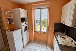 Fridge, microwave, oven, stovetop - Romantic Cocoon with Private Garden (Mont-Dore)