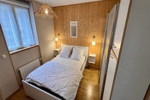 1 bedroom, iron/ironing board, travel cot, free WiFi - Romantic Cocoon with Private Garden (Mont-Dore)