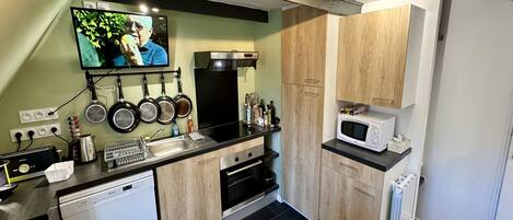 ثلاجة، ميكروويف، فرن، موقد طهي مسطح