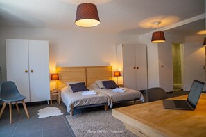 5 Schlafzimmer, Bügeleisen/Bügelbrett, Reisekinderbett, kostenloses WLAN