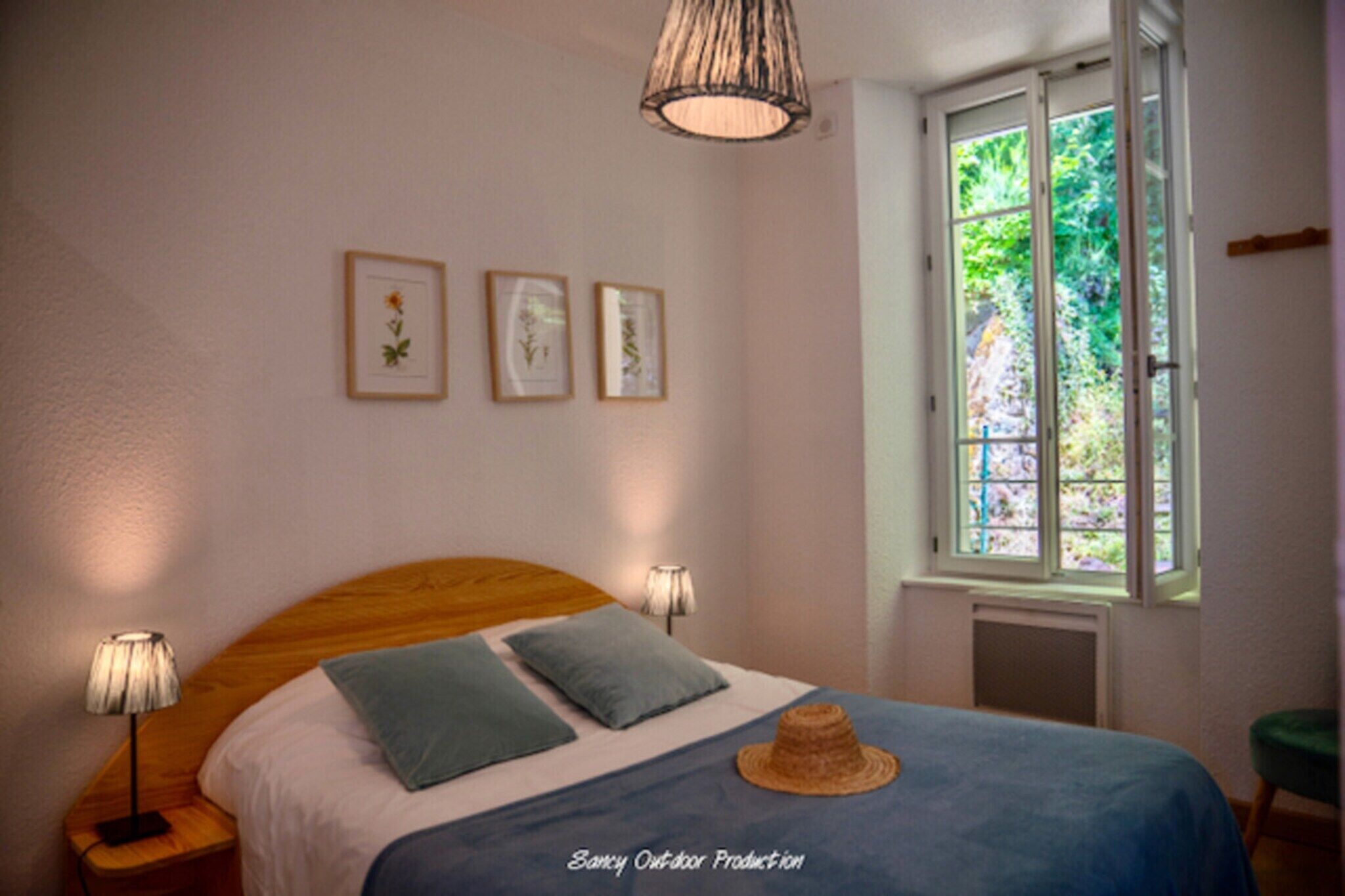 5 habitaciones, tabla de planchar con plancha y cuna de viaje 