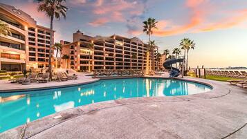 3 outdoor pools, free pool cabanas, pool umbrellas