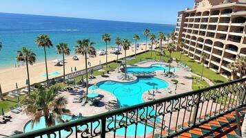 3 piscines extérieures, cabanons gratuits, parasols de plage