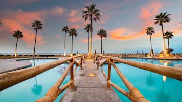 3 outdoor pools, free cabanas, pool umbrellas