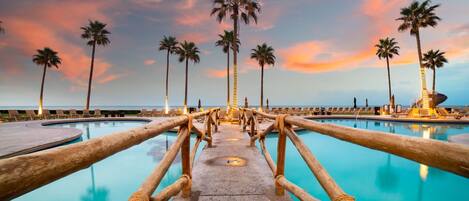 3 outdoor pools, free pool cabanas, pool umbrellas