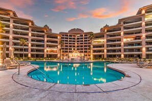 3 piscinas al aire libre, camas de piscina gratis, sombrillas