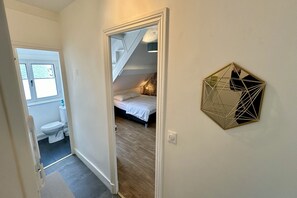3 habitaciones, tabla de planchar con plancha y cuna de viaje 