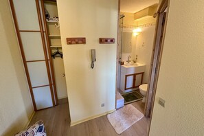 Shower, hair dryer - Sunny sanctuary by the town (Mont-Dore)