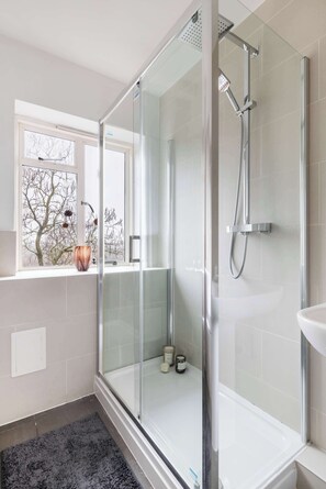 City Apartment, 1 Double Bed with Sofa bed, Non Smoking, Park View | Bathroom - Cozy 1BR Near Hyde Park & Notting Hill (London)