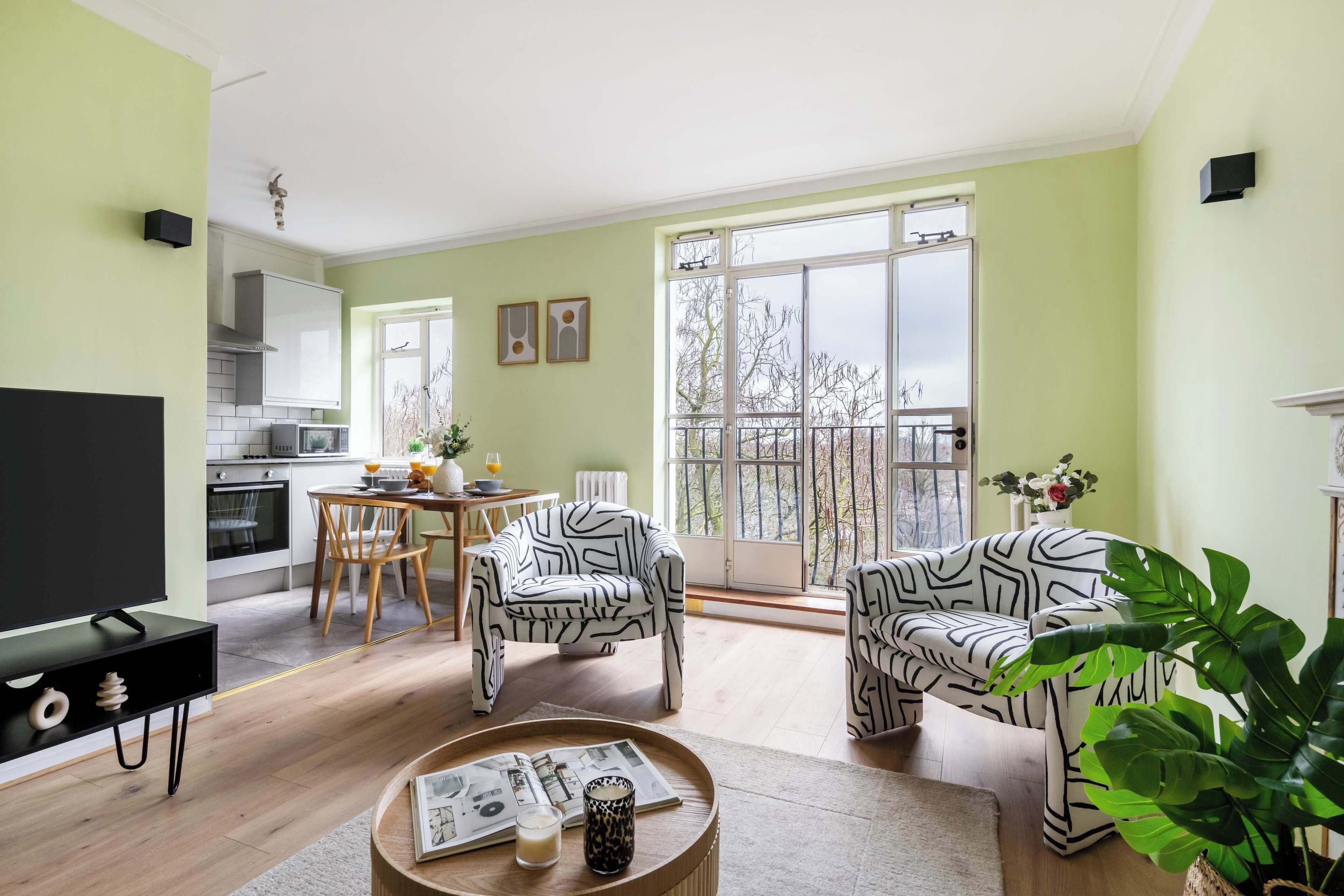 City Apartment, 1 Double Bed with Sofa bed, Non Smoking, Park View | Living area | 40-inch Smart TV with satellite channels