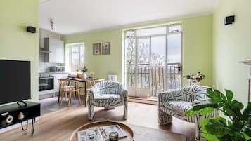 Kaupunkihuoneisto, 1 parisänky ja vuodesohva, tupakointi kielletty, näköala puistoon | Oleskelualue | 40–tuumainen äly-TV, jossa satelliittikanavat