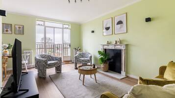 Kaupunkihuoneisto, 1 parisänky ja vuodesohva, tupakointi kielletty, näköala puistoon | Oleskelualue | 40–tuumainen äly-TV, jossa satelliittikanavat