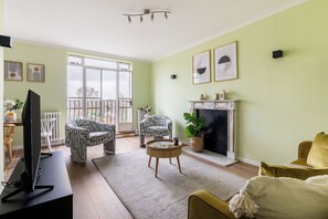 Appartement Ville, 1 lit double et 1 canapé-lit, non-fumeurs, vue parc | Coin séjour | TV connectée de 40 pouces avec chaînes par satellite