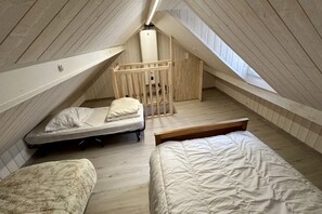 2 habitaciones, tabla de planchar con plancha y cuna de viaje 
