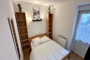 1 bedroom, travel cot, free WiFi - Sunny sanctuary by the town center (Mont-Dore)