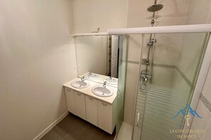 Shower, hair dryer - Garden Retreat Near the Town Center (Mont-Dore)