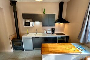 Fridge, microwave, oven, stovetop - Garden Retreat Near the Town Center (Mont-Dore)