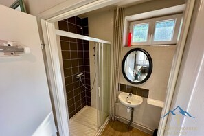 Shower, hair dryer - Home for Groups and Families (Mont-Dore)