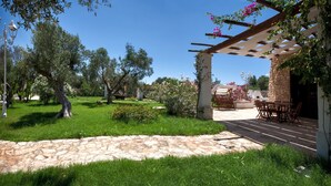 A garden patio with stone flooring, outdoor furniture, and a pergola with climbing plants. - Room 'Villa Sterlizia - Lantana' with Shared Pool, Wi-Fi and Air Conditioning (Alliste)
