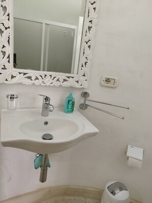 Dusche, Haartrockner, Handtücher