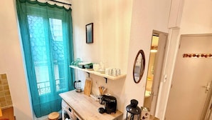 Ein Badezimmer mit Waschbecken, Spiegel und Regalen für Toilettenartikel.