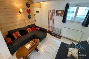 Smart TV - Auvergne Village Escape for 8 (Mont-Dore)