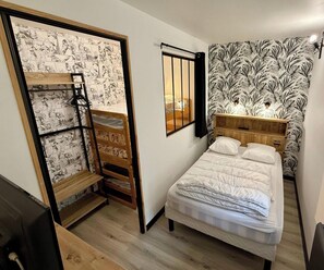 2 bedrooms, iron/ironing board, travel cot, free WiFi - Family Hub with Modern Amenities (Mont-Dore)