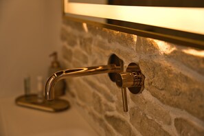 Douche, articles de toilette écologiques, séchoir à cheveux