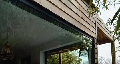 Lodge haut de gamme avec bain nordique privatif au bord du canal Ă 1h15 de Paris