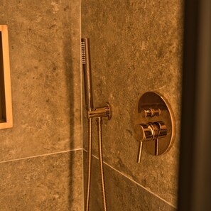 Douche, séchoir à cheveux, serviettes fournies, savon