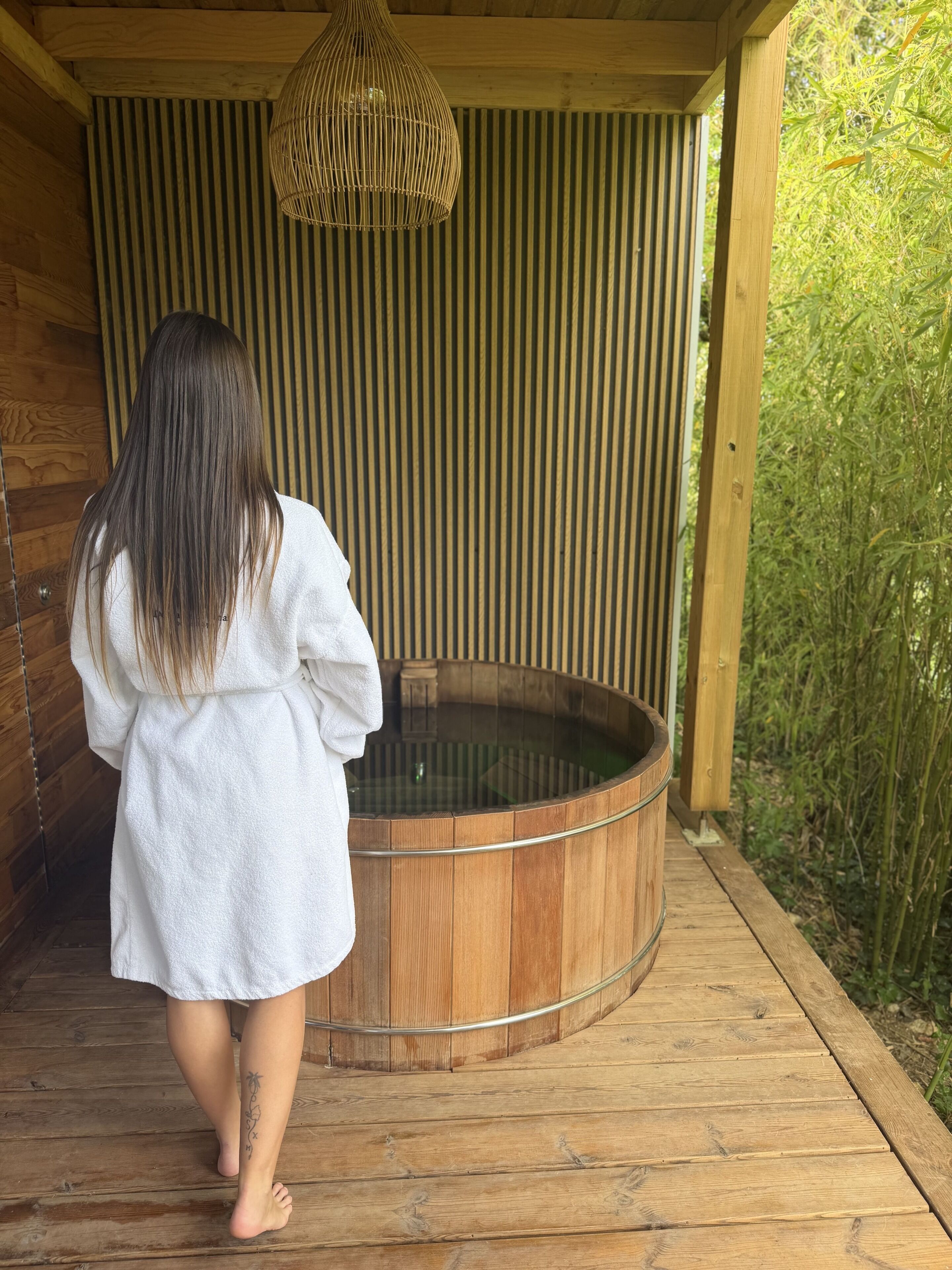 Outdoor spa tub