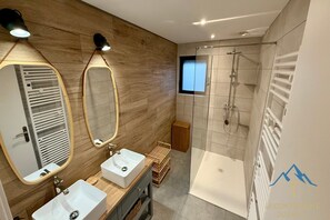 Shower, hair dryer - Chalet with Expansive Panorama Terrace (Mont-Dore)