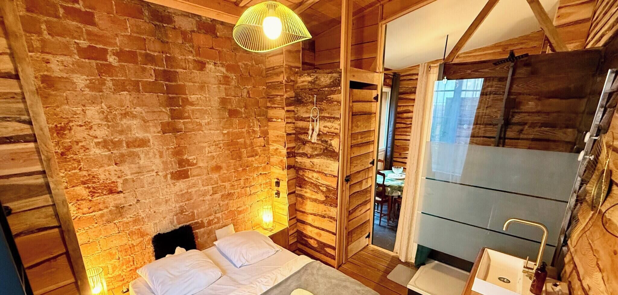 1 bedroom, travel cot