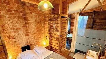 1 bedroom, travel cot