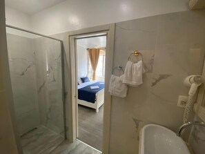 Chambre Deluxe Double ou avec lits jumeaux, vue ville | Salle de bain