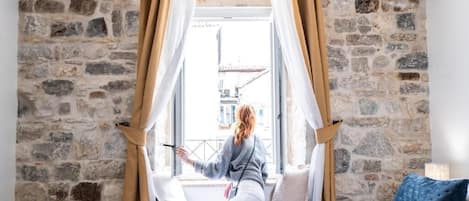 Kahden hengen superior-huone (yksi tai kaksi sänkyä), kaupunkinäköala | Tallelokero huoneessa, silitysrauta/-lauta, ilmainen Wi-Fi