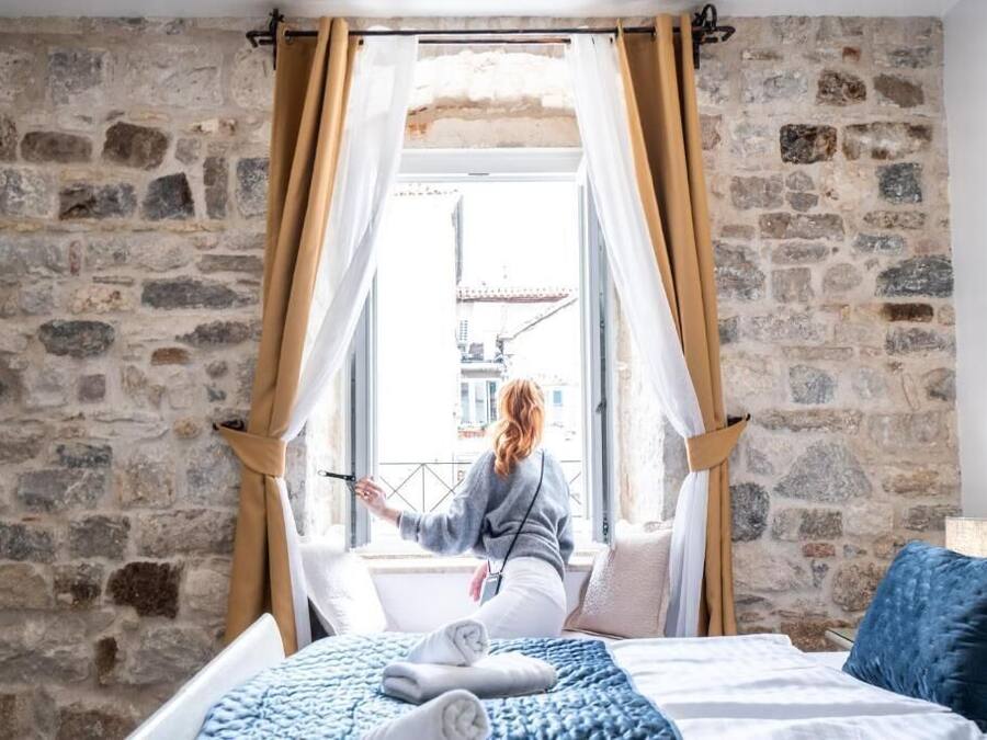 Habitación superior con 1 cama doble o 2 individuales, vistas a la ciudad | Caja fuerte, tabla de planchar con plancha, wifi gratis